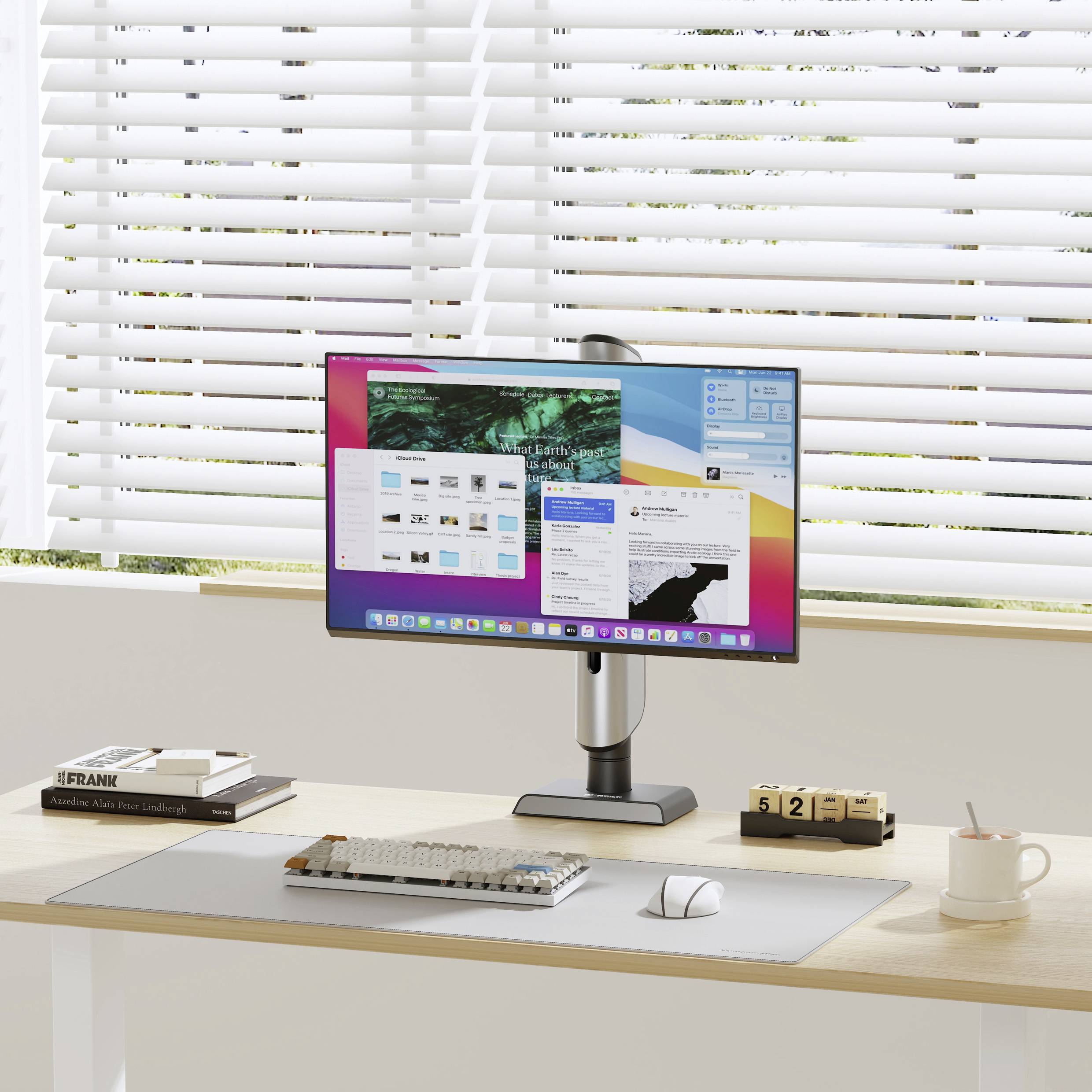 Ein aufgeräumter Arbeitsplatz zeigt einen Computermonitor mit mehreren geöffneten Anwendungen, eine Tastatur und eine Maus auf einem minimalistischen Holzschreibtisch.