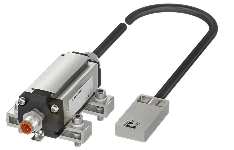 Induktiver Sensor mit rechteckigem Gehäuse und Kabelanschluss, geeignet zur präzisen Positionsbestimmung in industriellen Anwendungen.