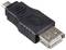 Ein schwarzer USB-Adapter mit einem Micro-USB-Stecker auf der einen Seite und einem USB-A-Anschluss auf der anderen Seite.