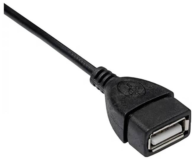 Ein schwarzes USB-Kabel mit einem USB-Anschluss, der einen rechteckigen metallischen Steckplatz zeigt.