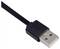 Ein schwarzes USB-Kabel mit silbernem Stecker auf weißem Hintergrund.