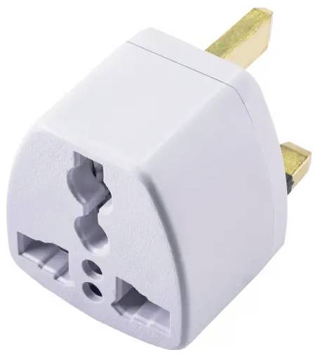 Ein weißer Reiseadapter mit drei Steckdosenanschlüssen und zwei goldfarbenen Stiften für internationale Geräteladung.