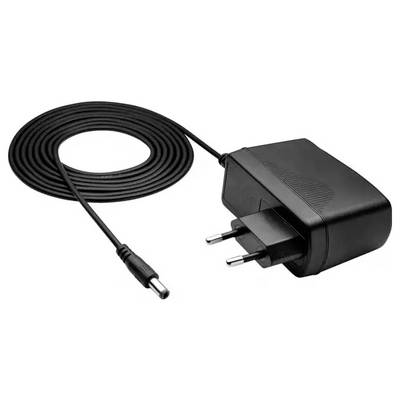 Schwarzes Netzteil mit Steckern, verbunden mit einem langen Kabel. Wandstecker und runder DC-Ausgangsanschluss sichtbar.