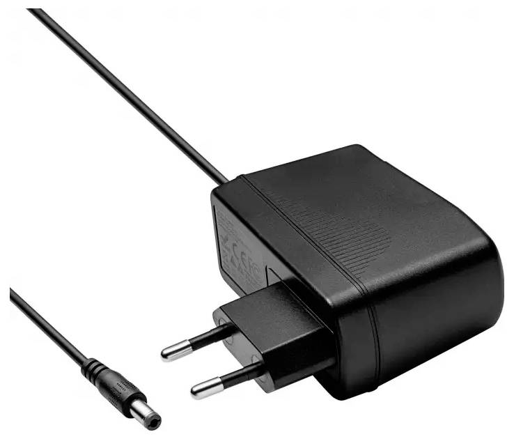 Schwarzes Netzteil mit Eurostecker und Kabel, geeignet für elektronische Geräte.