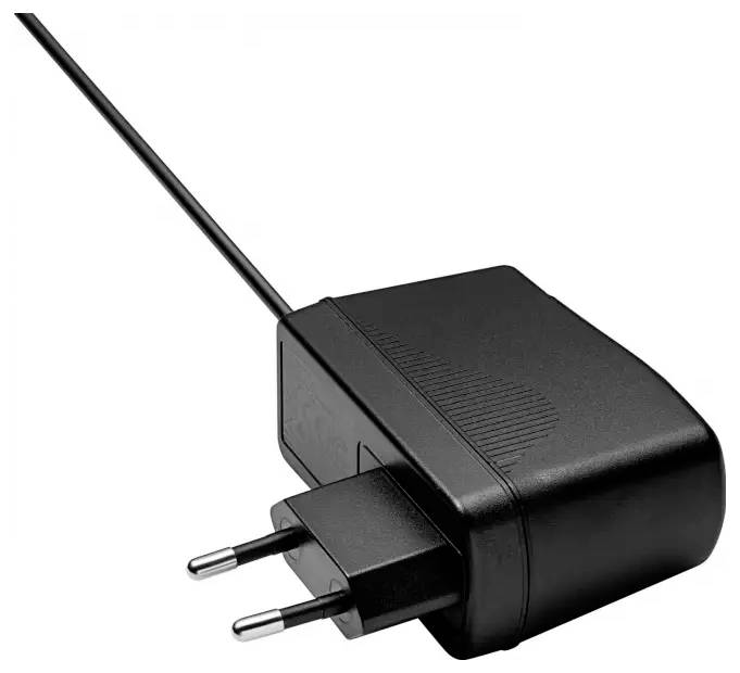 Schwarzes Netzteil mit zweipoligem Eurostecker und dünnem Kabel. Es dient zum Aufladen oder zur Stromversorgung von elektronischen Geräten.