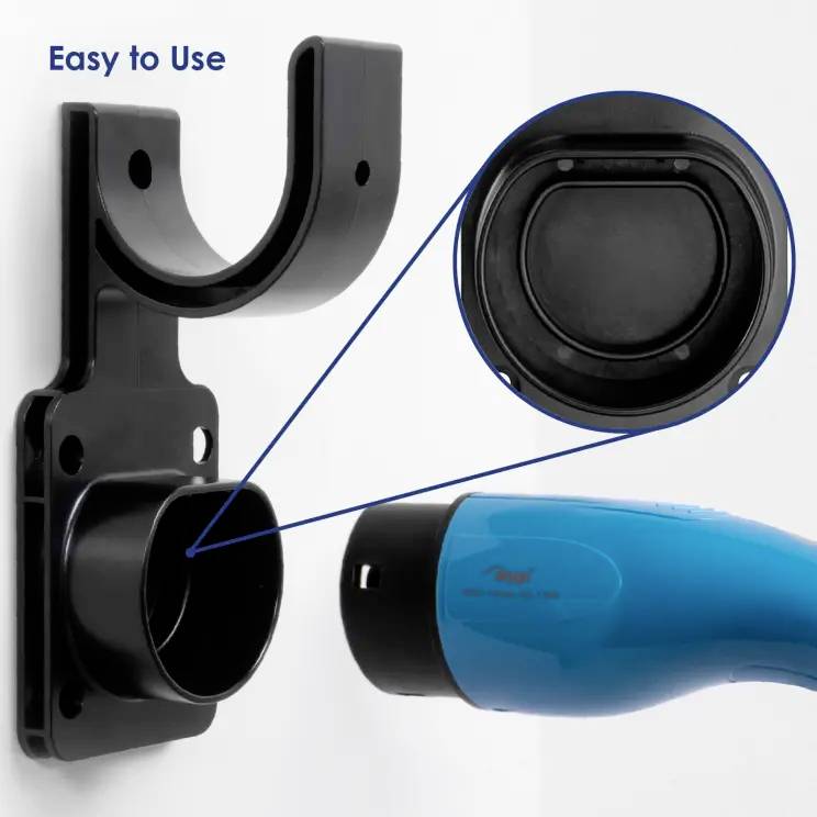 Ein blauer Haartrockner wird in eine schwarze Wandhalterung gesteckt. Text oben links: 'Easy to Use'. Die Halterung hat eine U-Form.
