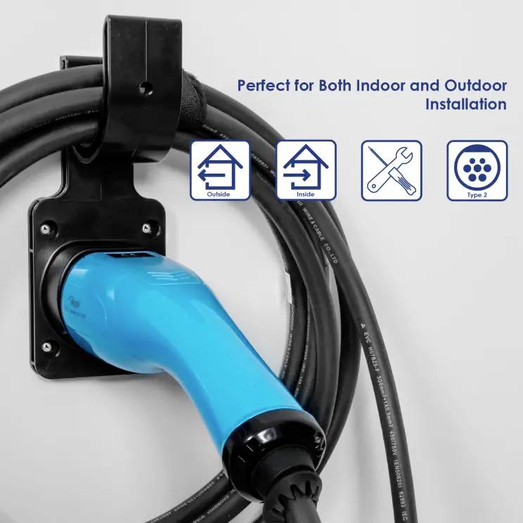 Blauer Elektroauto-Ladestecker an der Wand, mit Beschriftung 'Perfect for Both Indoor and Outdoor Installation'. Symbole für Wetter, Werkzeuge, Typ 2.