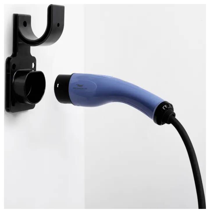 Ein blaues Ladekabel hängt an einer Wandhalterung.