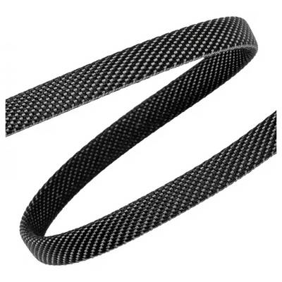 Ein schwarzes Kohlefaserband in schlaufiger Form vor weißem Hintergrund.