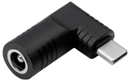 'Ein schwarzer, rechtwinkliger Adapter von USB-C auf Stromanschluss.'