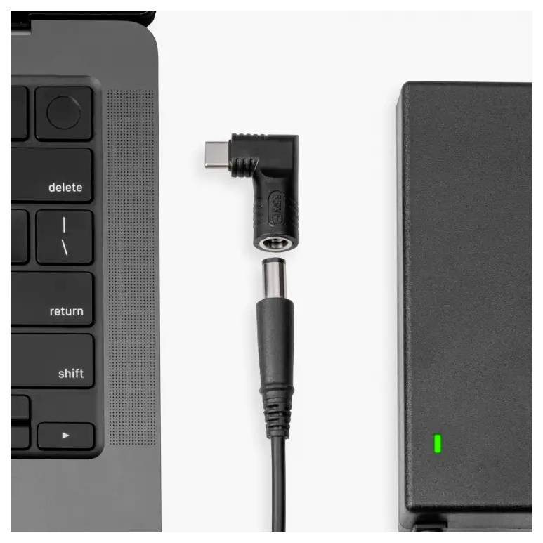 Laptop und Ladegerät mit Kabel. Stecker ist bereit, angeschlossen zu werden.