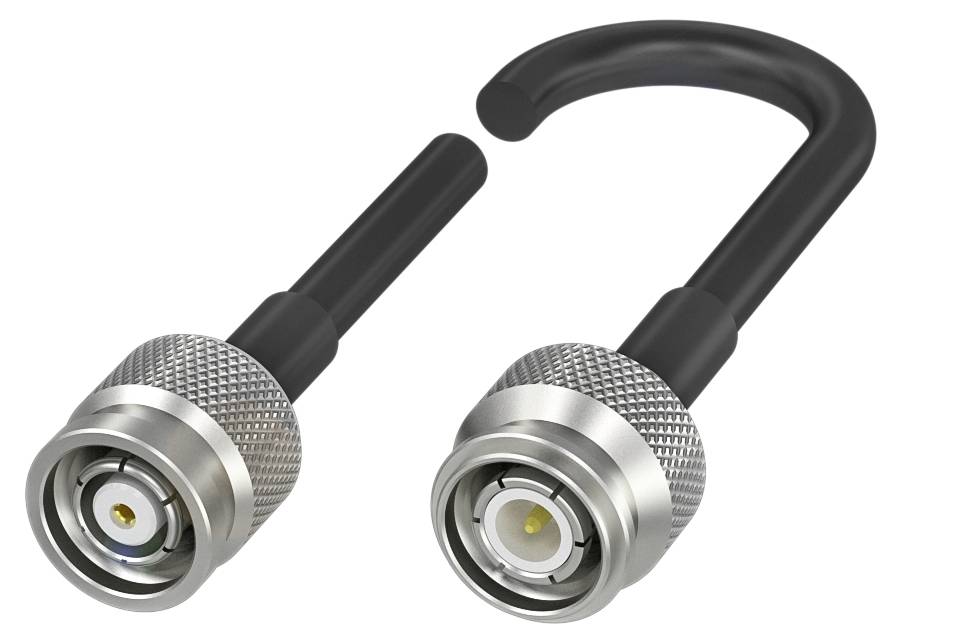 Zwei Metallstecker mit schwarzem Kabelansatz. Einer der Stecker ist leicht gebogen, der andere gerade.