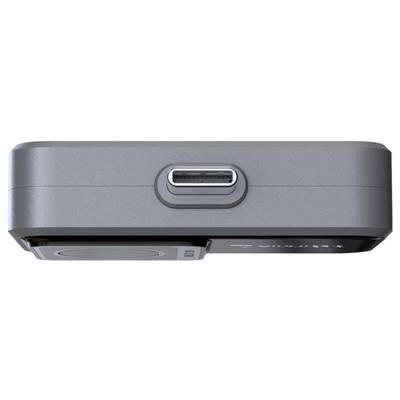 Die Abbildung zeigt den USB-C-Anschluss eines grauen elektronischen Geräts in der Nahaufnahme, auf einer weißen Oberfläche liegend.
