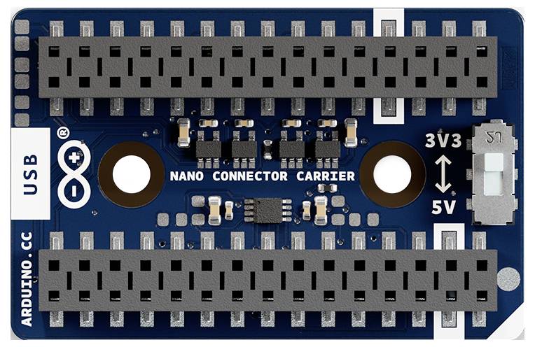 Eine blaue Arduino-Platine mit zwei Reihen von Steckverbindern, beschriftet mit 'NANO CONNECTOR CARRIER', USB-Anschluss links.