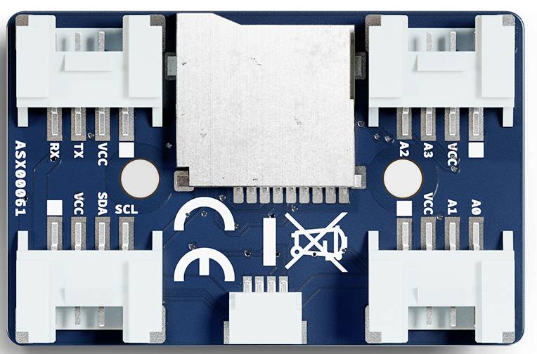Ein blaues elektronisches Modul mit mehreren weißen Steckverbindern, einem großen silbernen Quadrat in der Mitte, und verschiedenen Beschriftungen wie 'VCC', 'RX', 'TX'.
