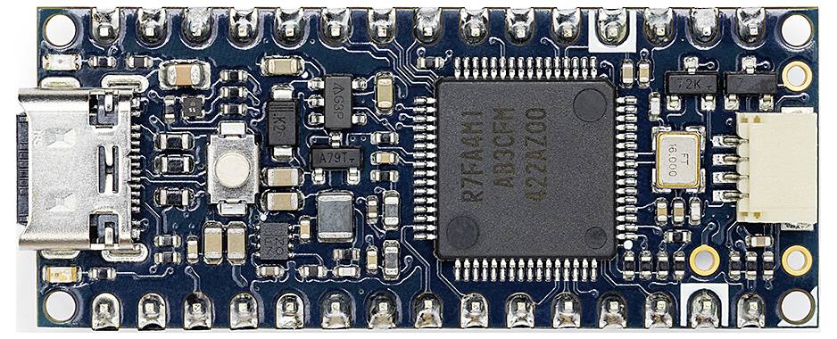 Mikrocontroller-Platine mit USB-Anschluss, mehreren kleinen Komponenten und einem zentralen, quadratischen Chip.