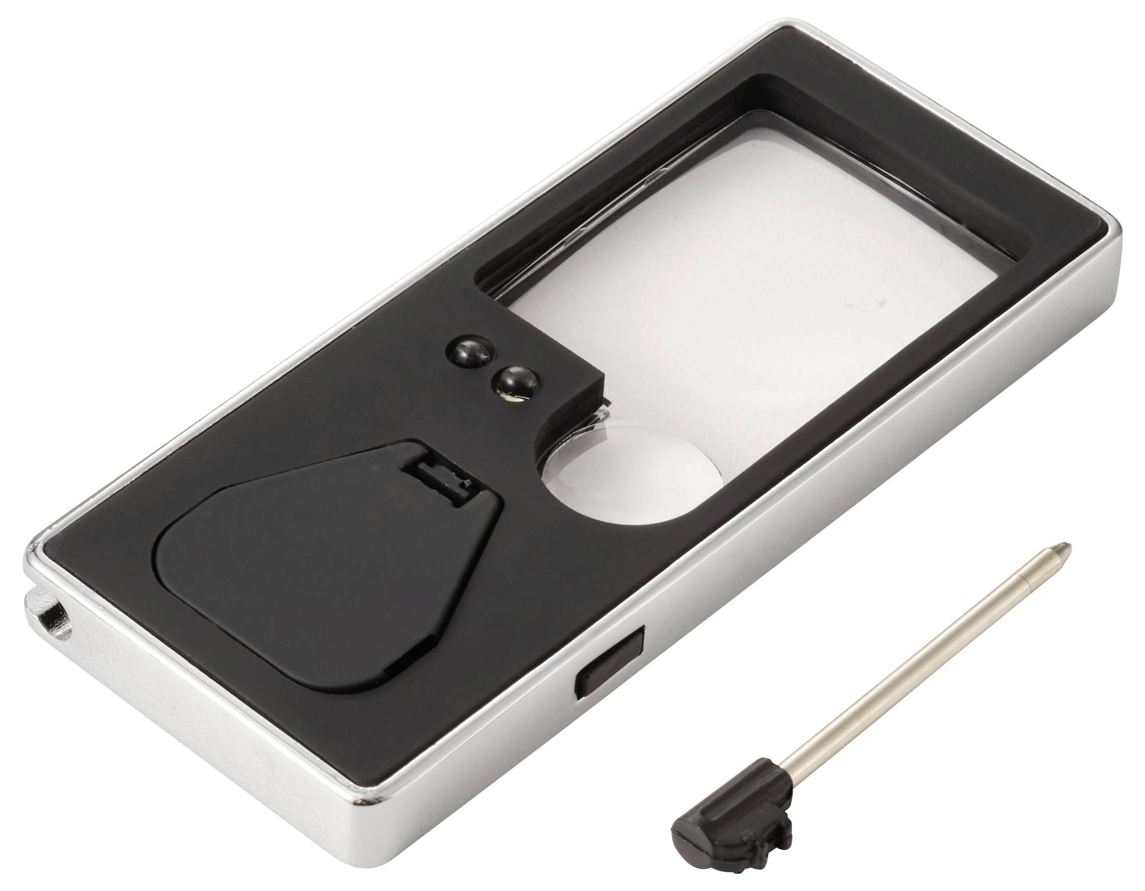 Ein metallenes rechteckiges Vergrößerungsglas mit einem Schiebdeckel, ausgestattet mit einem daneben liegenden schwarzen Mini-Schraubendreher, beide auf weißem Hintergrund.