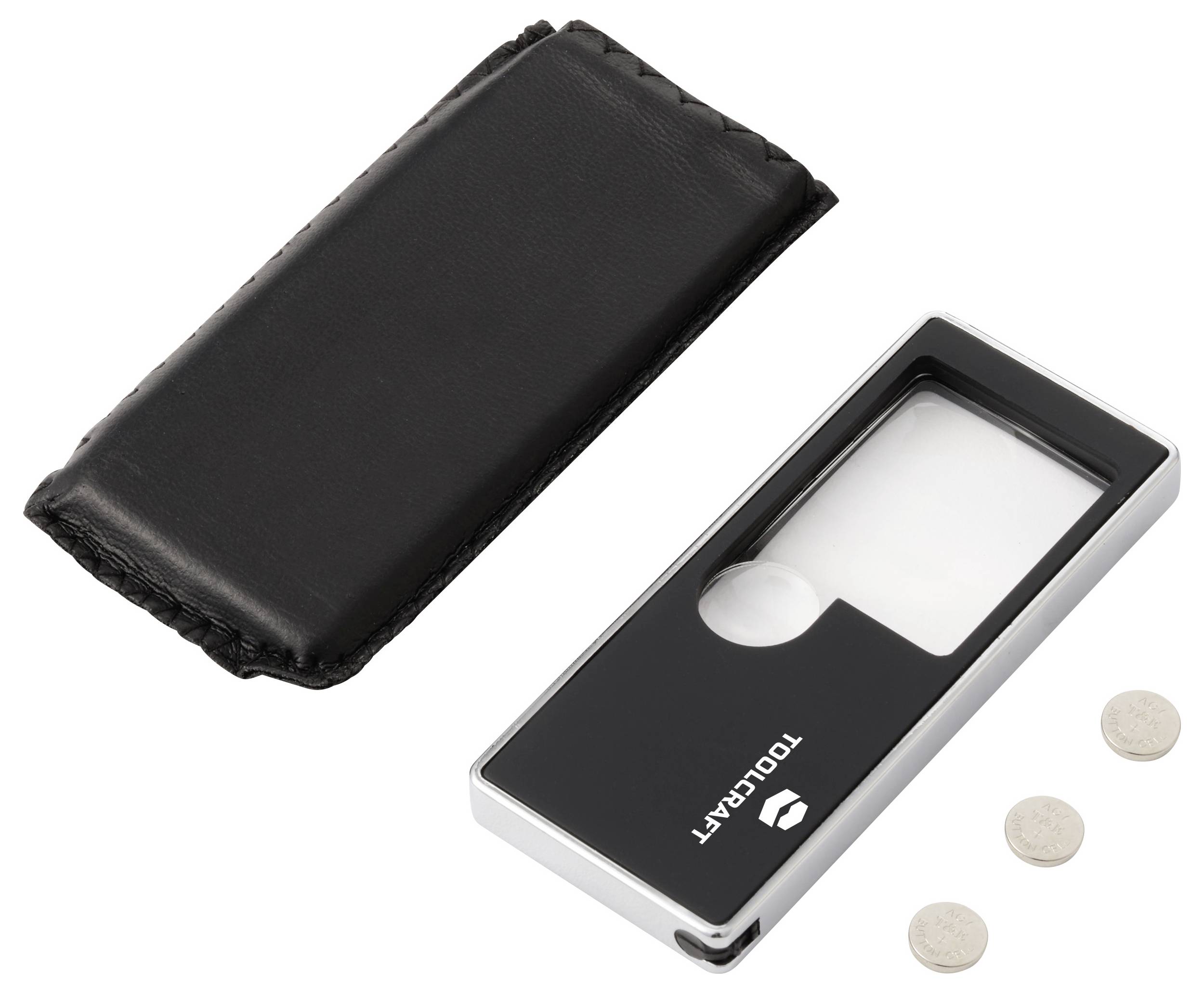 Ein schwarzer rechteckiger Vergrößerungsspiegel mit einer Linse, Marke 'TOOLCRAFT', daneben eine schwarze Tasche und drei kleine silberne Batterien.