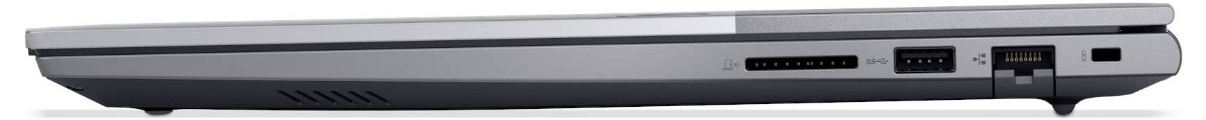 Ein geschlossener silberner Laptop aus Seitenansicht, der verschiedene Anschlüsse und Lüftungsschlitze zeigt.