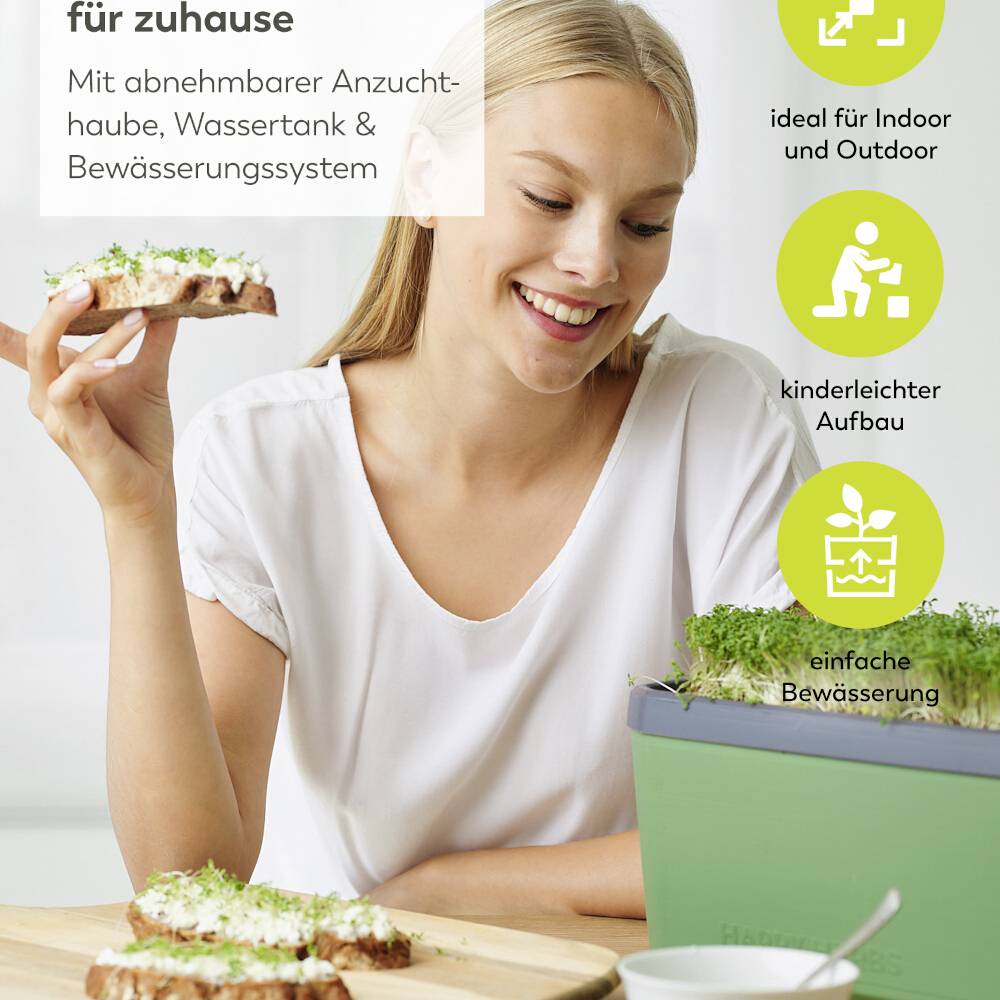 Eine Frau genießt Brot mit Kresse. Neben ihr steht ein Anzuchtset mit Kresse und Infotext über das einfache Anziehen zu Hause.