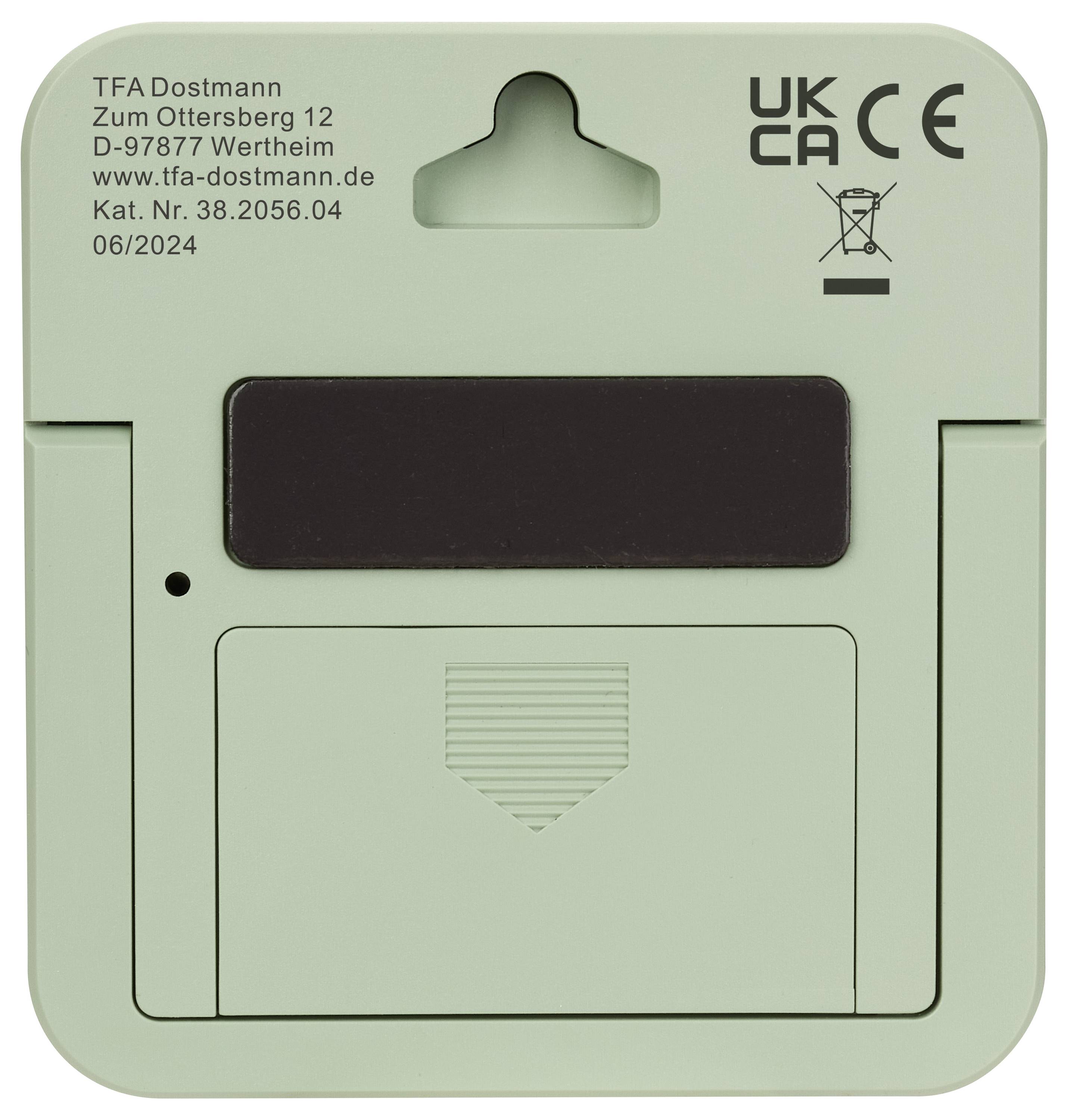 Rückseite eines digitalen Geräts mit Aufhänger, Modellinformationen und Kontaktadresse. Darunter ein Batteriefach.