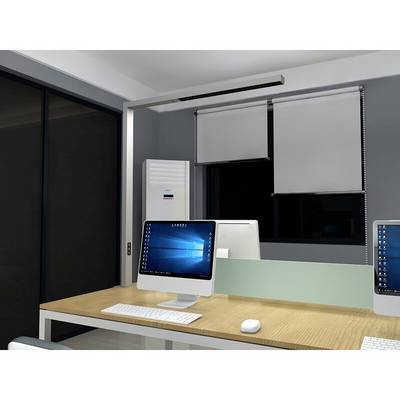 Ein modernes Büro mit zwei Computermonitoren auf einem Holzschreibtisch. Im Hintergrund befinden sich Fenster mit Jalousien.