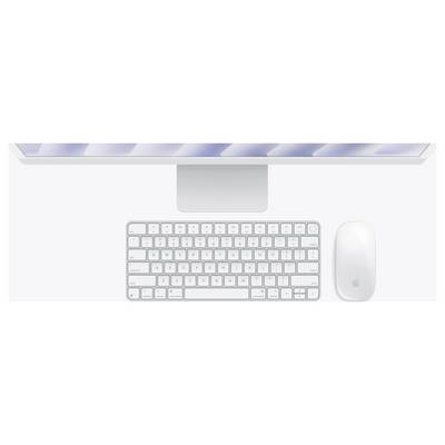 Eine weiße Computertastatur, Maus und ein Monitor, von oben betrachtet, deutet auf einen sauberen und modernen Arbeitsplatz hin.