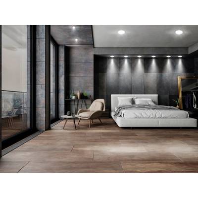Modernes Schlafzimmer mit großem Bett, Wandbeleuchtung, Sessel und Tisch, Holzfußboden und großen Fenstern mit Stadtblick.
