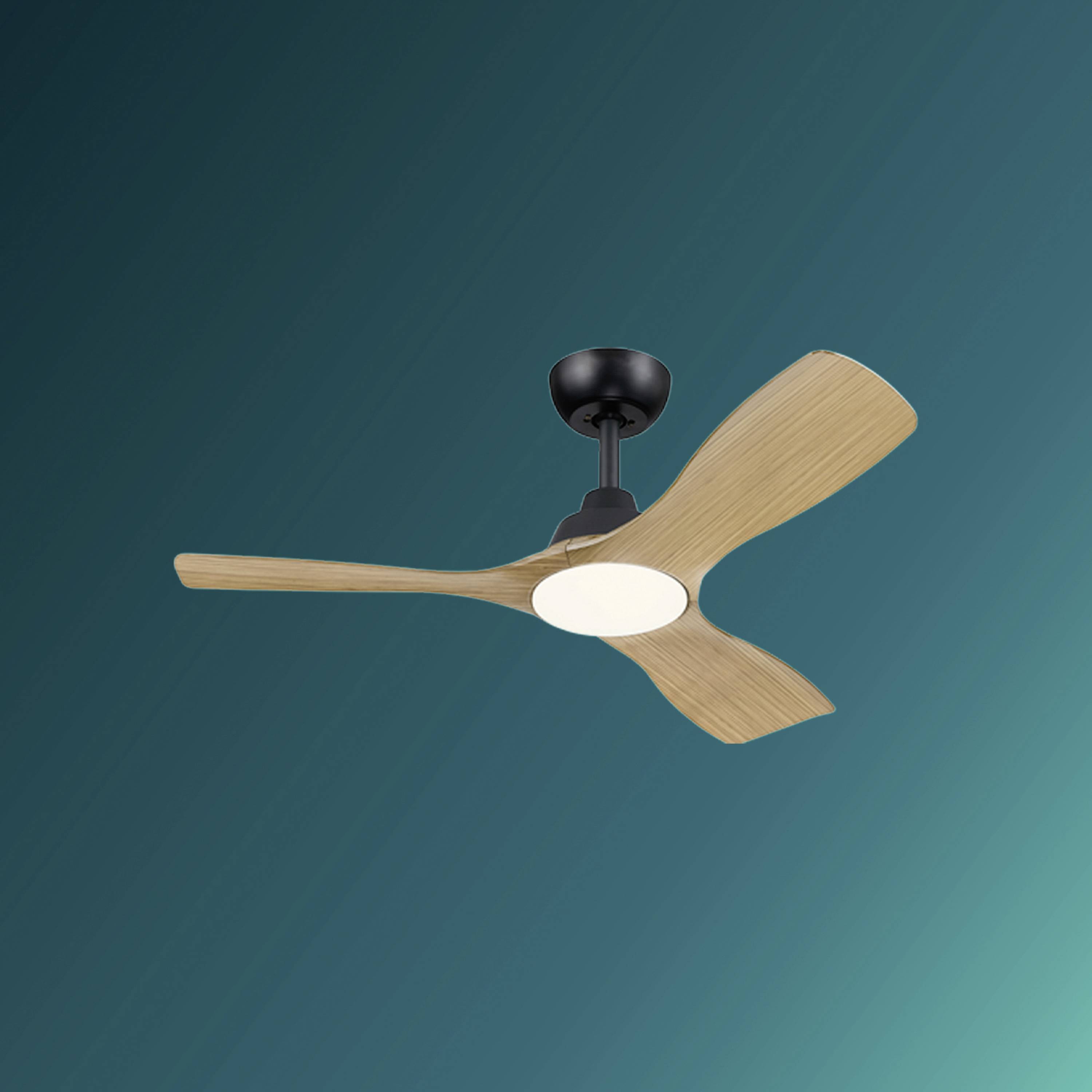 Deckenventilator mit drei hölzernen Flügeln und einer zentralen weißen Leuchte vor einem grünen Hintergrund.