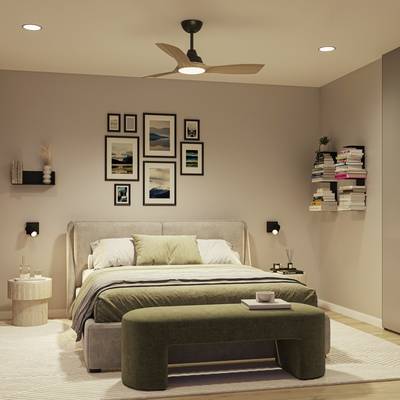 Ein modernes Schlafzimmer mit einem Doppelbett, grüner Bettwäsche und dekorativen Kissen. An der Wand hängen Bilder. Ein Bücherregal steht rechts.
