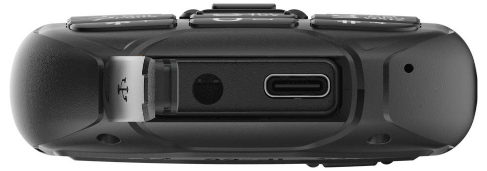 Ansicht der Unterseite eines schwarzen Geräts mit USB-C-Anschluss in der Mitte und einem kleinen Loch daneben.