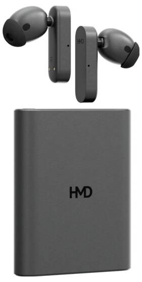 Drahtlose schwarze Ohrhörer mit Ladeetui, vertikal ausgerichtet. Etui hat 'HMD'-Logo. Gerät für unterwegs und drahtloses Hören konzipiert.