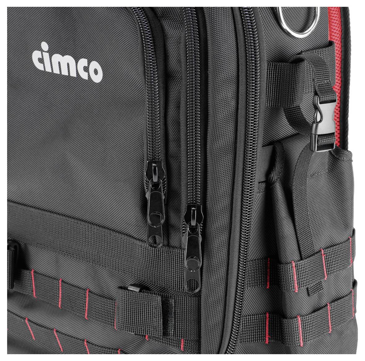 Nahaufnahme eines schwarzen Rucksacks mit mehreren Taschen und roten Details. Das Logo 'cimco' ist auf der Vorderseite sichtbar.