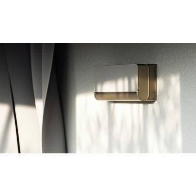 Ein modernes Klimagerät an einer Wand, umgeben von Schatten. Gerät ist rechteckig, schlicht und hat eine metallische Oberfläche.
