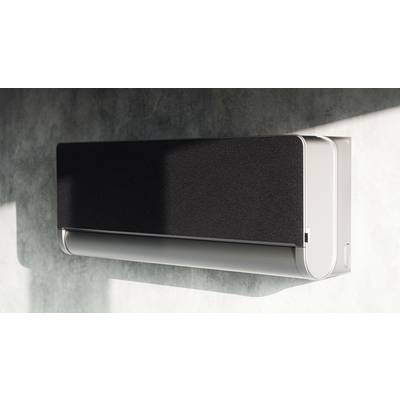 Eine moderne, wandmontierte Klimaanlage mit schwarzem Frontpaneel an einer grau betonierten Wand, beleuchtet von Sonnenlicht.