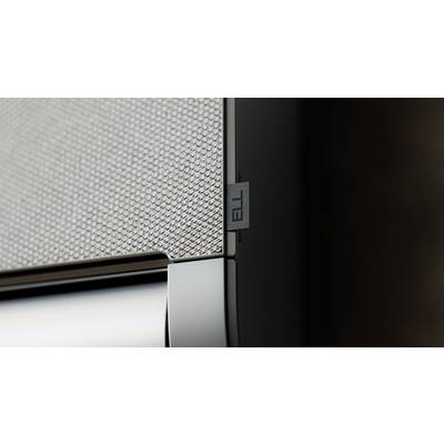 Nahaufnahme einer stilvollen Lautsprecherbox mit feiner Stoffoberfläche und glänzenden Metallelementen, zeigt modernes Design.