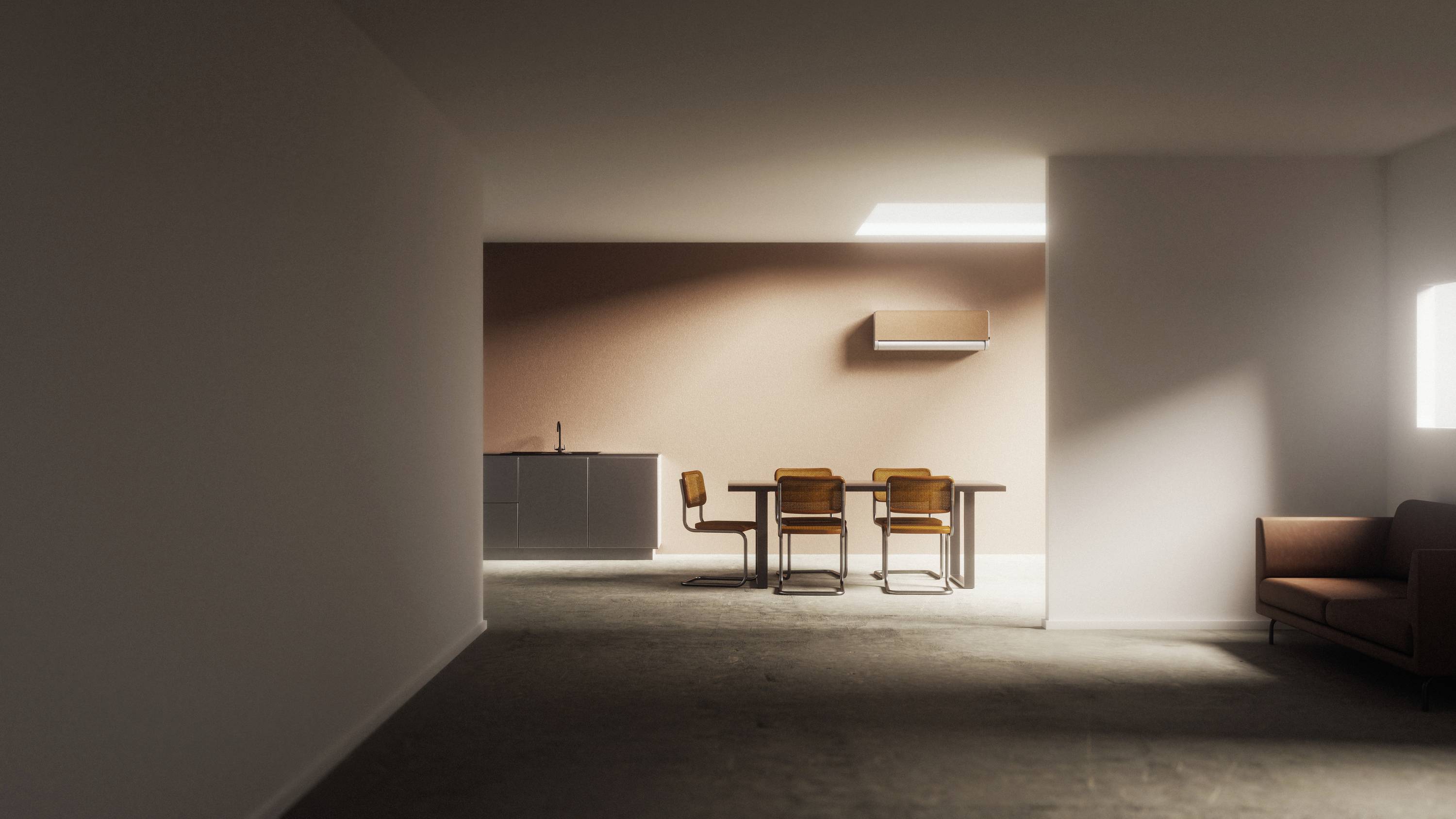 Ein minimalistisch eingerichtetes Zimmer mit braunem Sofa, Holztisch und Stühlen vor einer hellen Wand, beleuchtet durch ein Fenster.