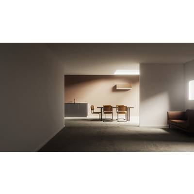 Ein minimalistisch eingerichtetes Zimmer mit braunem Sofa, Holztisch und Stühlen vor einer hellen Wand, beleuchtet durch ein Fenster.