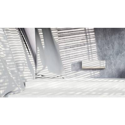Ein weißes Schlafzimmer mit modernen Stoffvorhängen und Schattenspielen an der Wand, erzeugt durch Lamellenjalousien.
