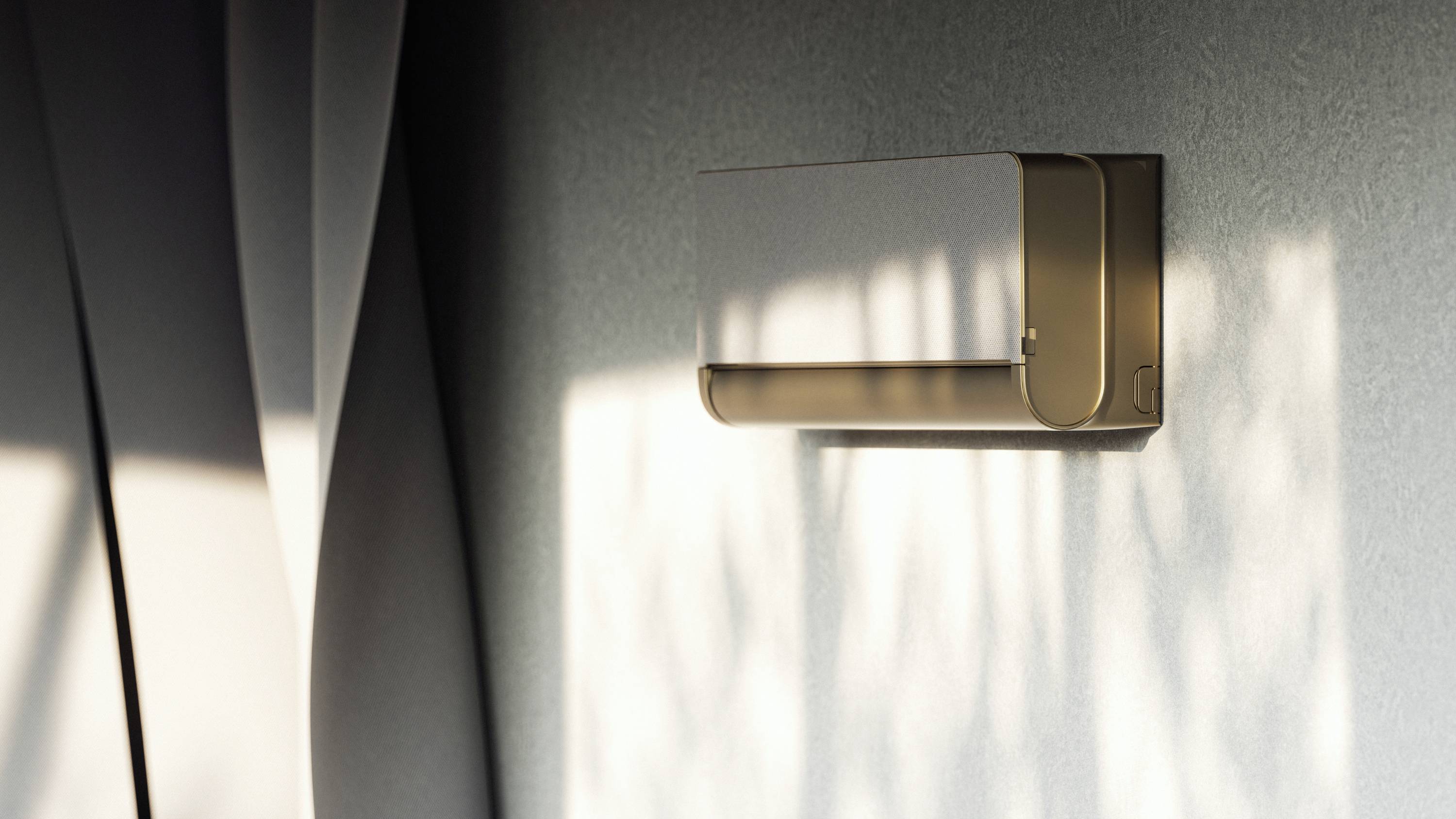 Klimaanlage an einer grauen Wand, mit Schatten von Bäumen im Sonnenlicht.