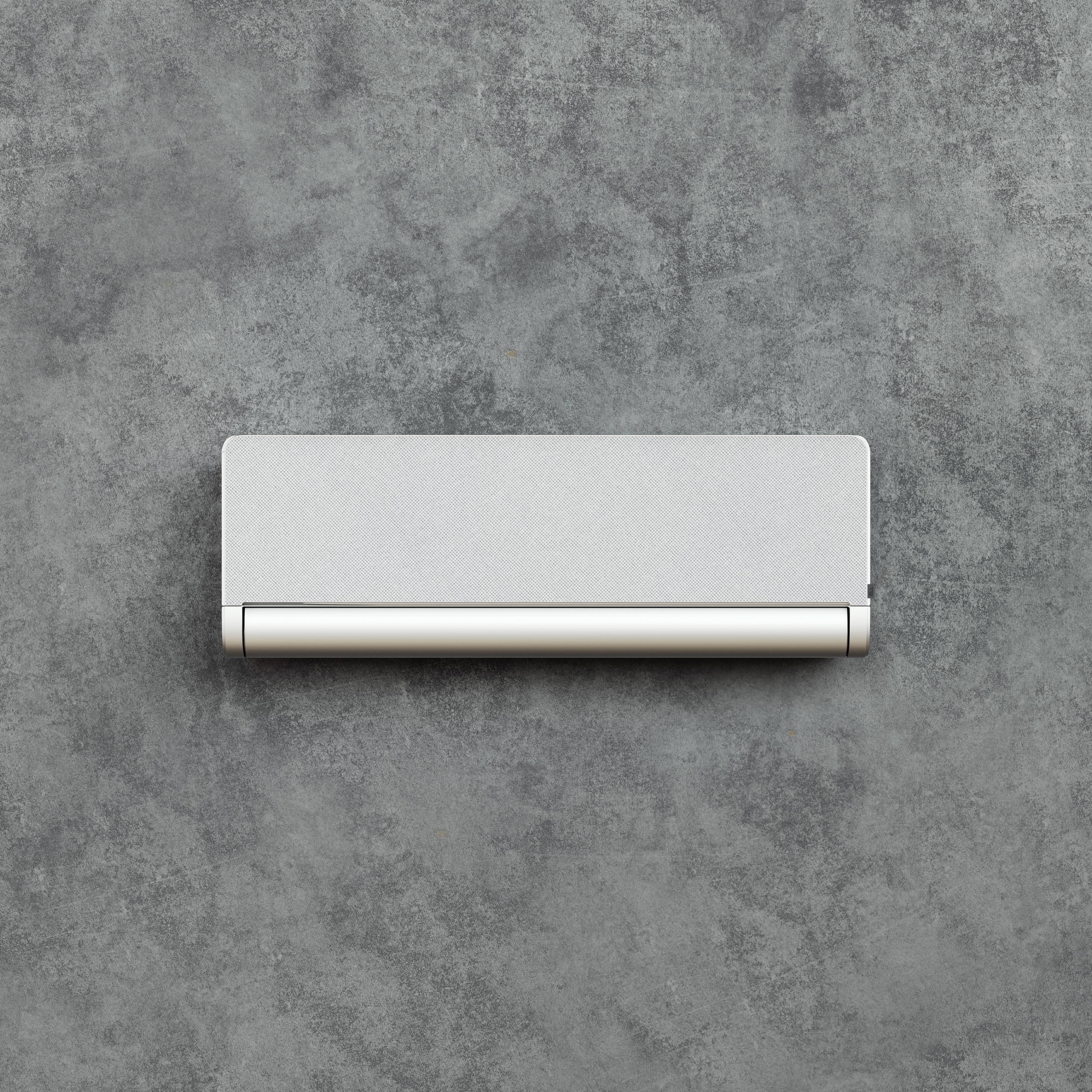 Rechteckiges, silbernes Scharnier auf grauem Hintergrund, möglicherweise ein elektrisches Geräteteil.