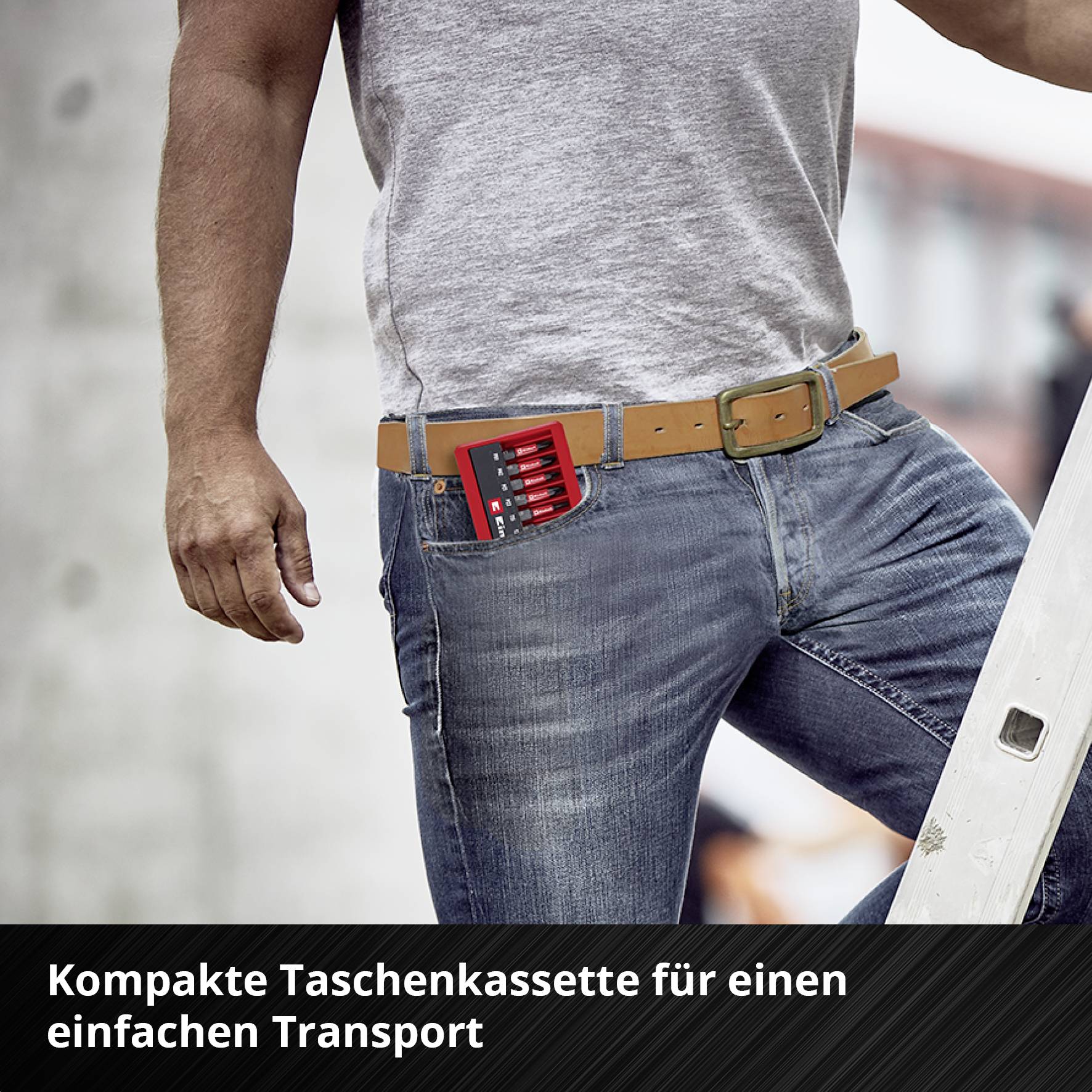 'Person mit grauem T-Shirt und blauer Jeans trägt eine kompakte Taschen-Kasette für einfachen Transport.'