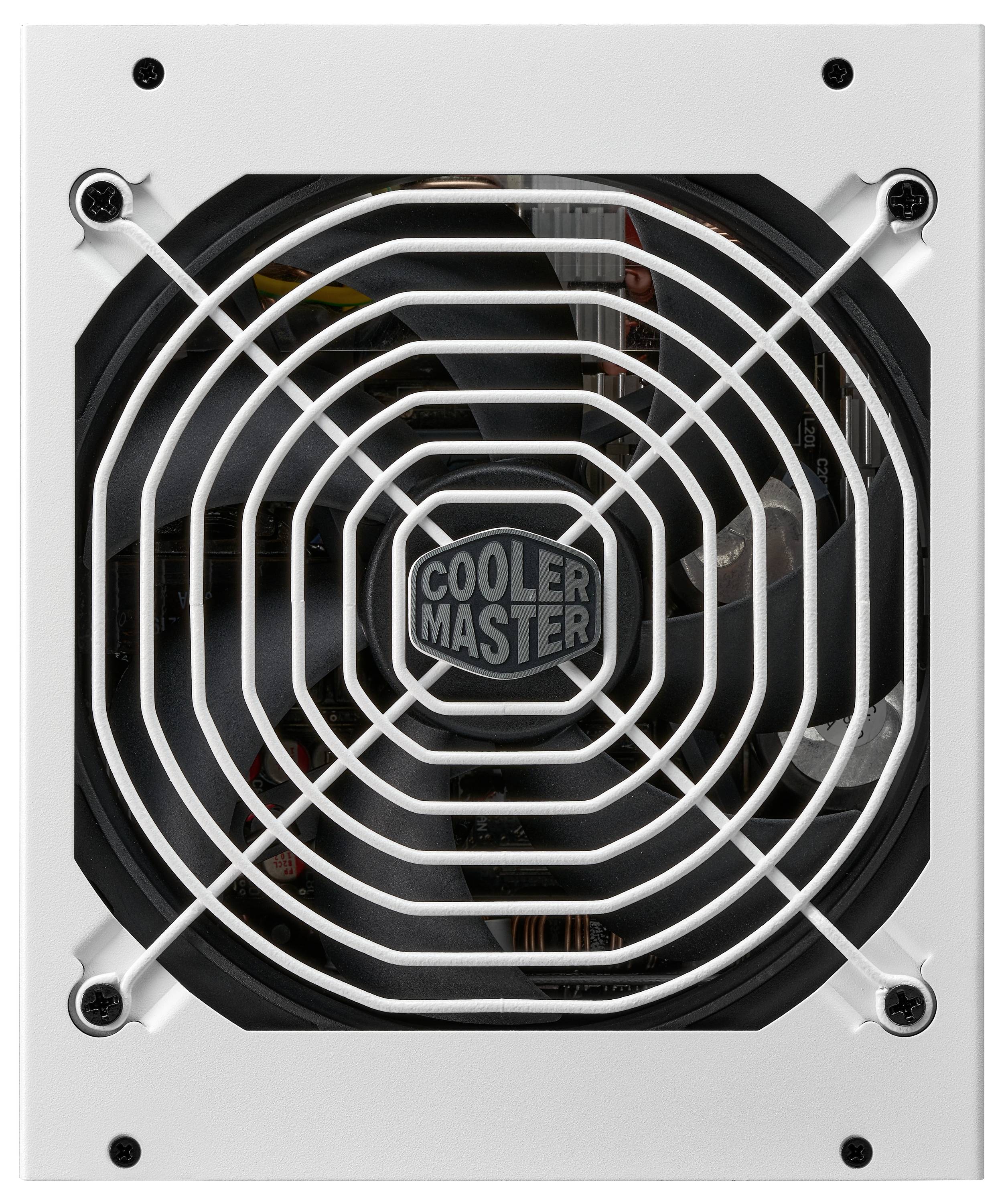 'Cooler Master' Logo auf dem Lüftergitter eines weißen Computernetzteils, von oben betrachtet.