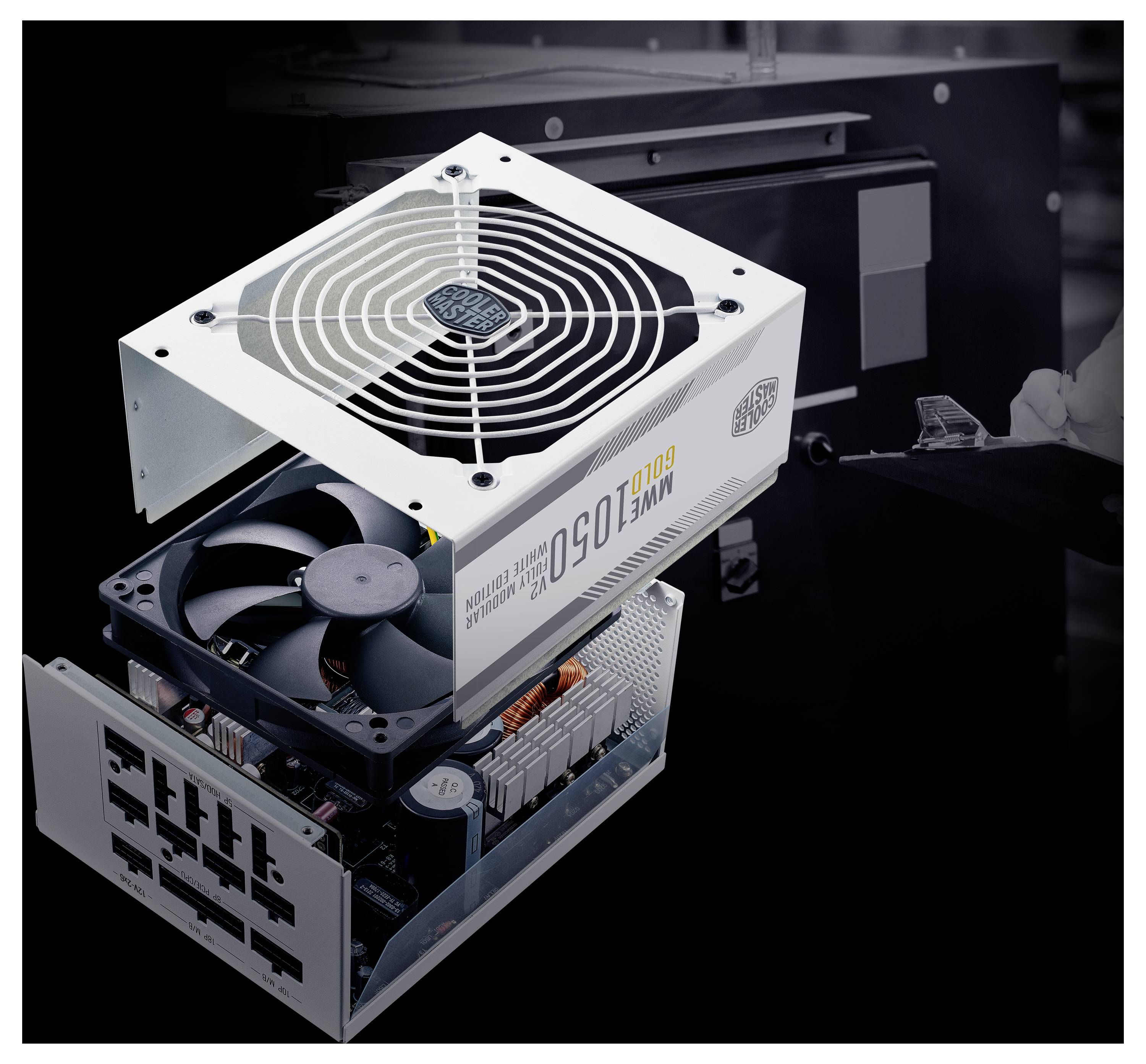 Eine teilweise zerlegte Netzteileinheit eines Computers, die den internen Lüfter und Schaltkreiskomponenten in einer Schwarz-Weiß-Umgebung zeigt.