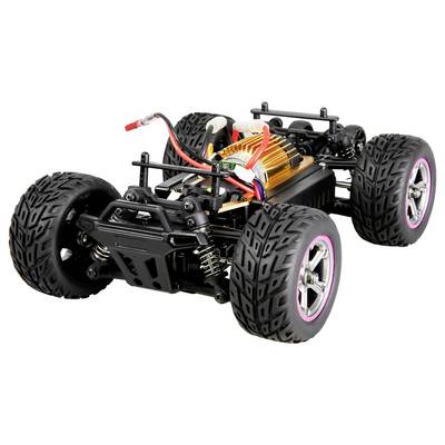 Ein ferngesteuertes Auto mit großen Reifen und sichtbarer Verkabelung auf der Oberseite, geeignet für Offroad-Terrain.