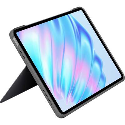Ein Tablet mit Hülle steht auf einem Tisch. Der Bildschirm zeigt ein abstraktes, farbenprächtiges Muster in Blau- und Rosatönen.