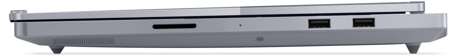 Eine Seitenansicht eines geschlossenen, dünnen, silbernen Laptops, der zwei USB-Anschlüsse, einen Kartenleser-Steckplatz und einen Lüftungsschlitz am Rand zeigt.