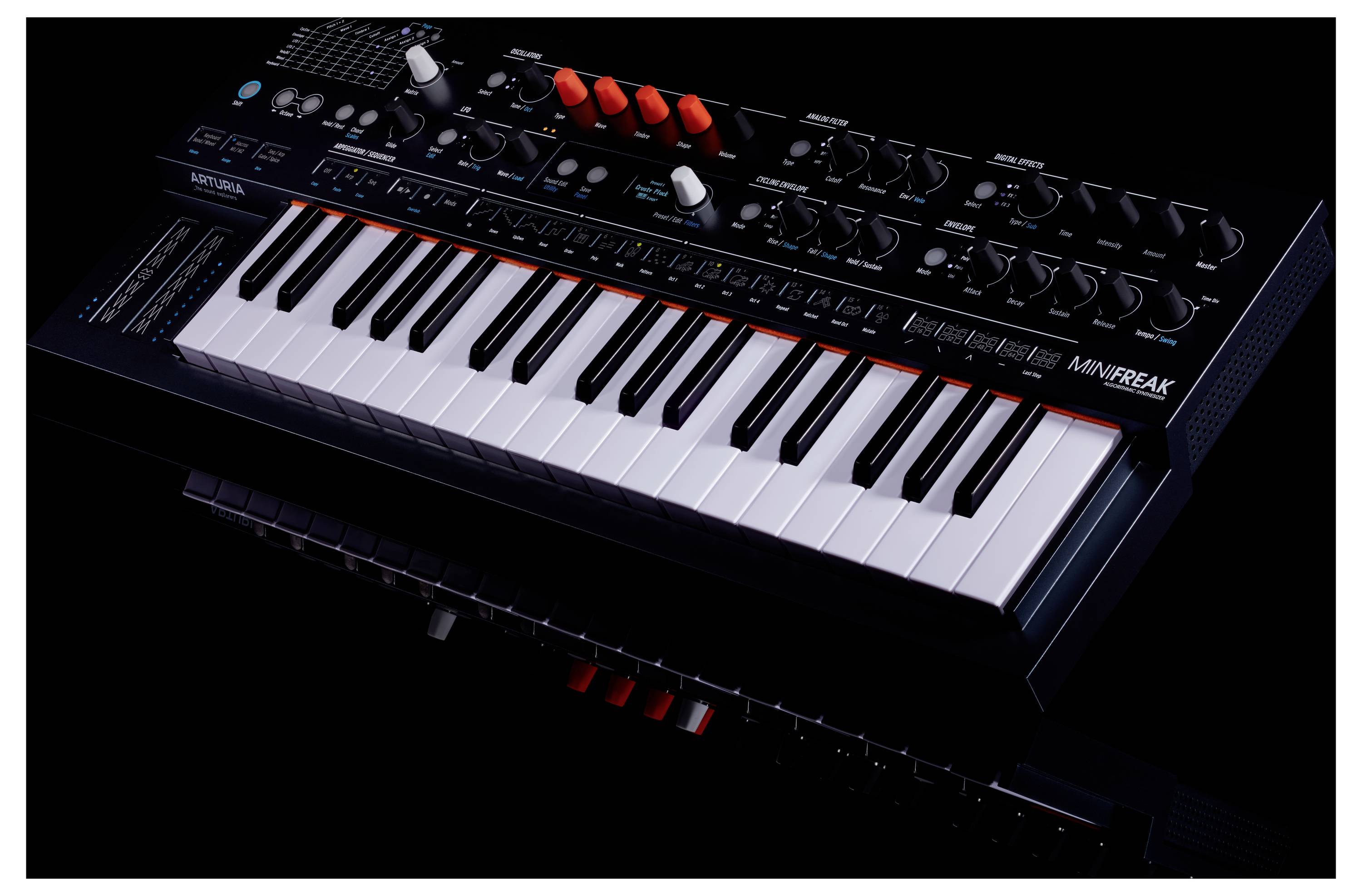 Ein schwarzes elektronisches Musikinstrument mit weißen und schwarzen Tasten, mehreren Reglern und Schaltern; ein Synthesizer.