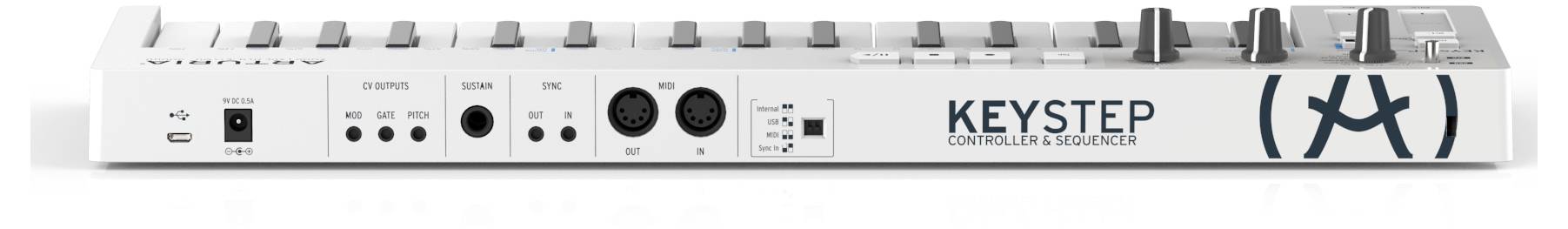 Eine weiße MIDI-Controller-Tastatur namens 'Keystep' von Arturia mit verschiedenen Anschlüssen und Reglern auf der Rückseite.