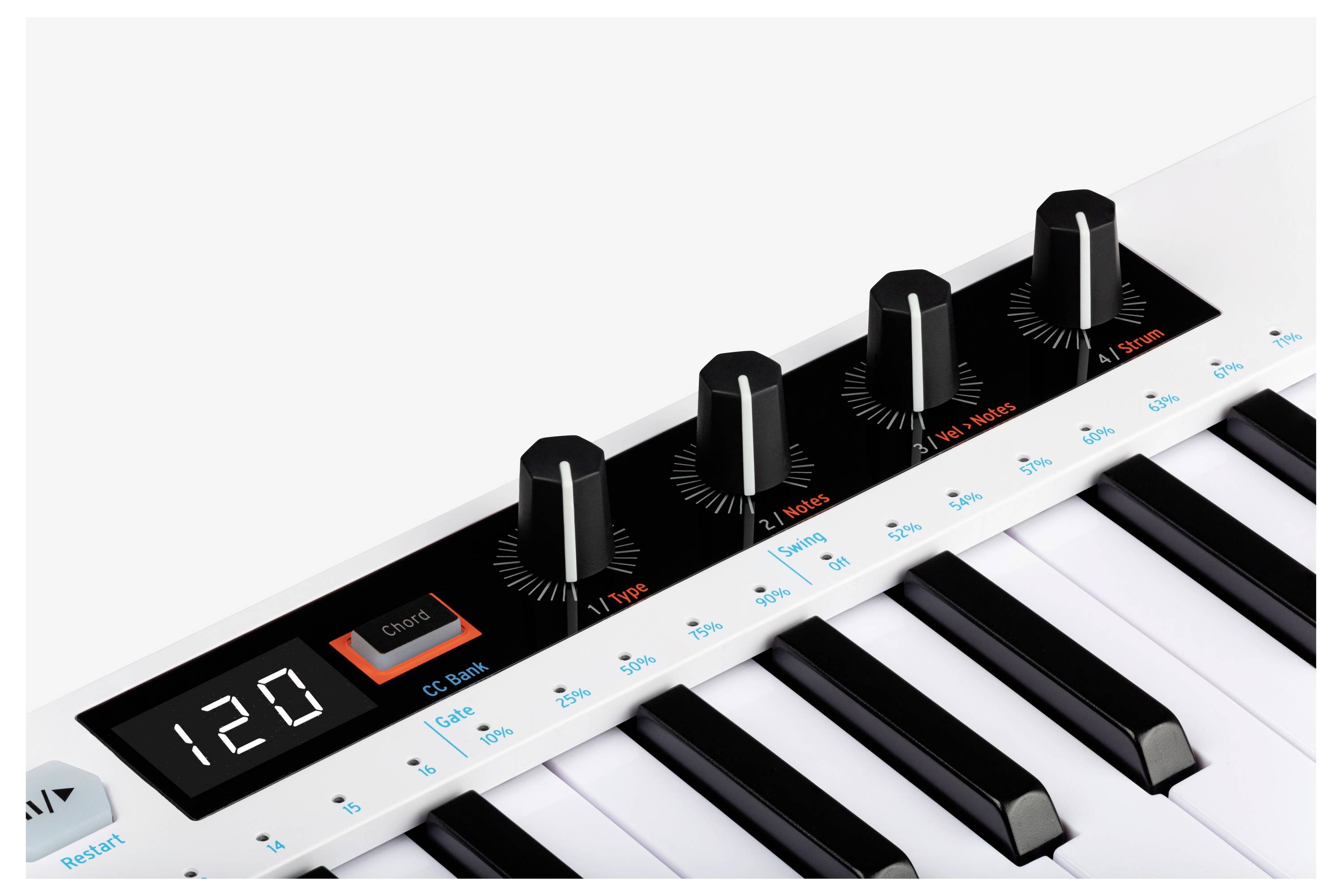 Synthesizer mit vier Drehreglern und einer LED-Anzeige für BPM (120). Tastenbereich umfasst schwarze und weiße Tasten.